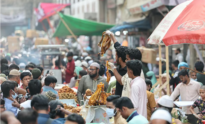 ঐতিহ্যবাহী ইফতার বাজারে রমজানের প্রাণচাঞ্চল্য-চক বাজার